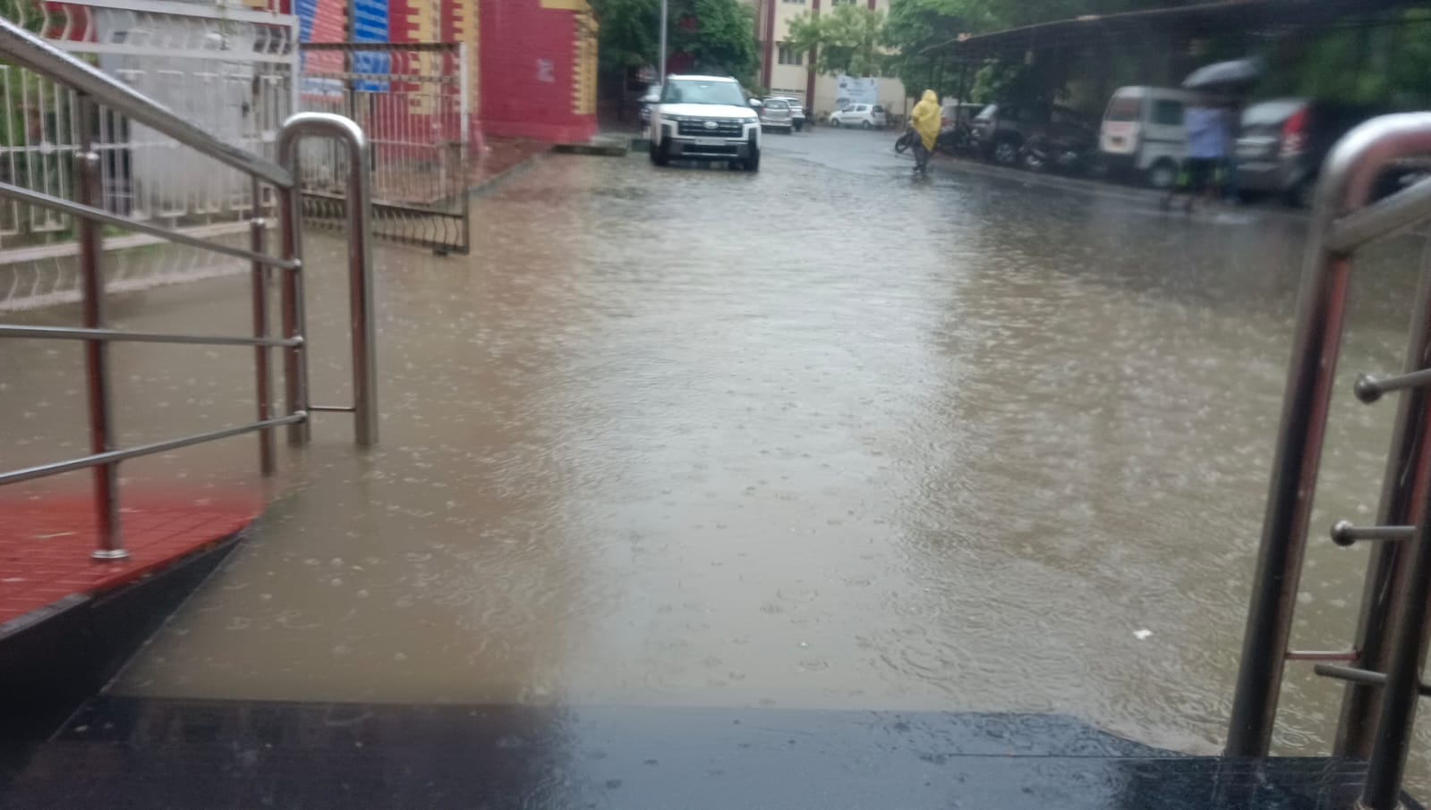 जबलपुर के विक्टोरिया अस्पताल में जलभराव से शर्मनाक हालात: मरीजों को रेनकोट ओढ़ाकर ले जाना पड़ा वार्ड तक! 5 1751624067 WhatsApp Image 2025 07 04 at 1.38.54 PM